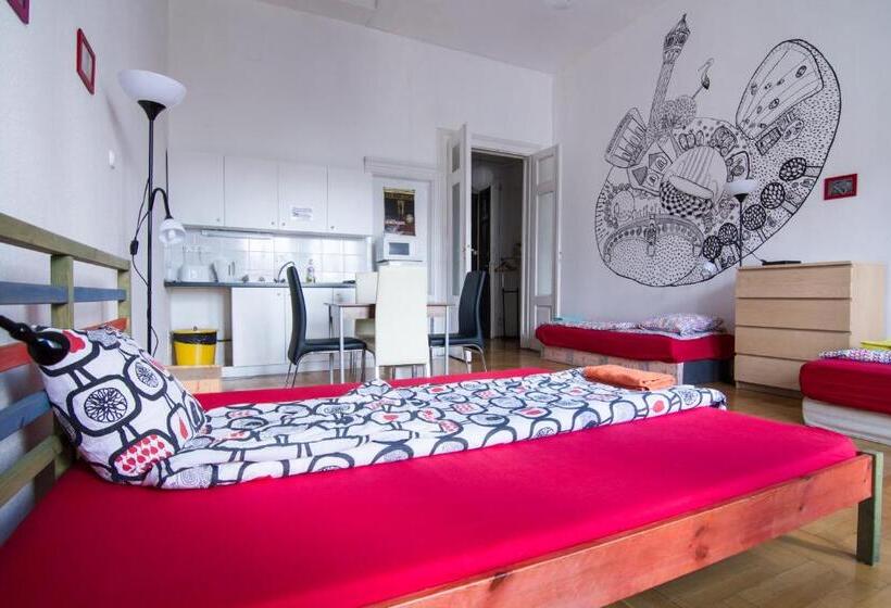 Pal's Hostel And Apartments