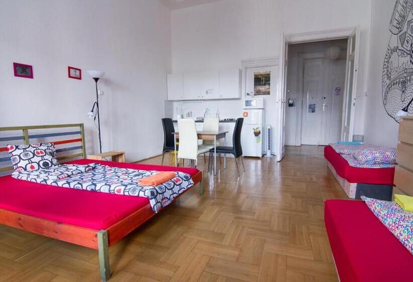 Pal's Hostel And Apartments