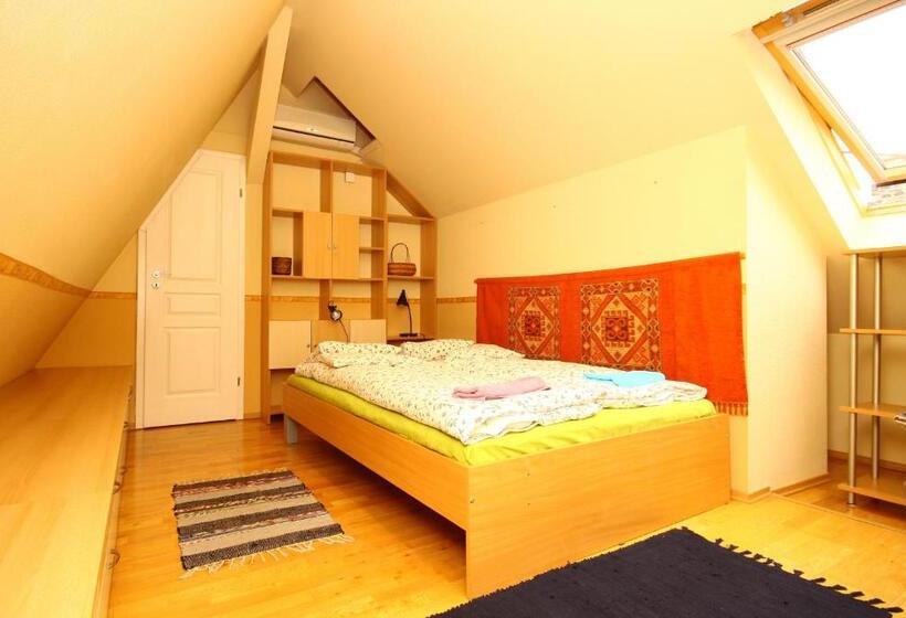 Pal's Hostel And Apartments