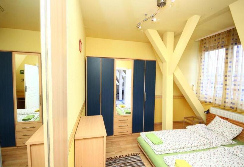 Pal's Hostel And Apartments