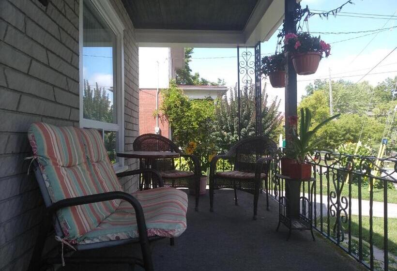 تختخواب و صبحانه Angel Hideaway