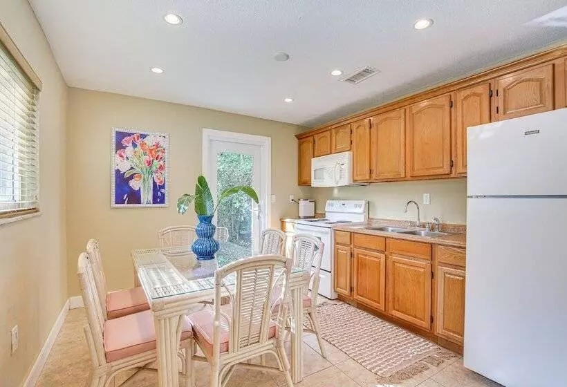 Biscayne Park Home   Near Miami Beaches & Golfing