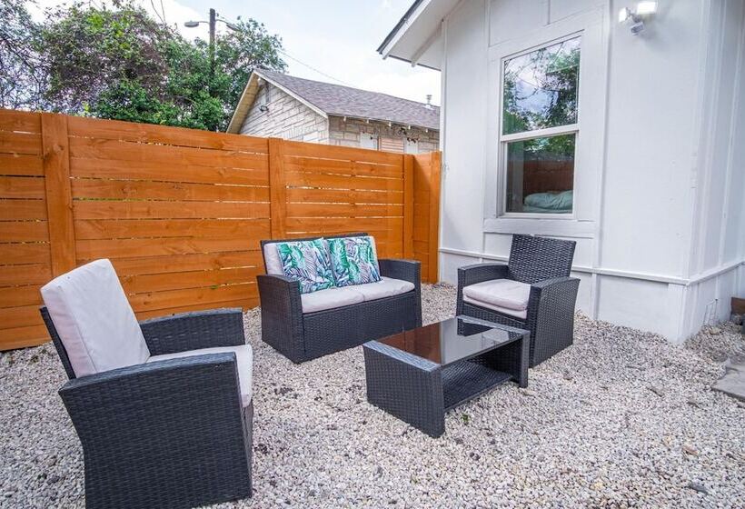 Charming 3br/1ba Close To Vibrant Downtown