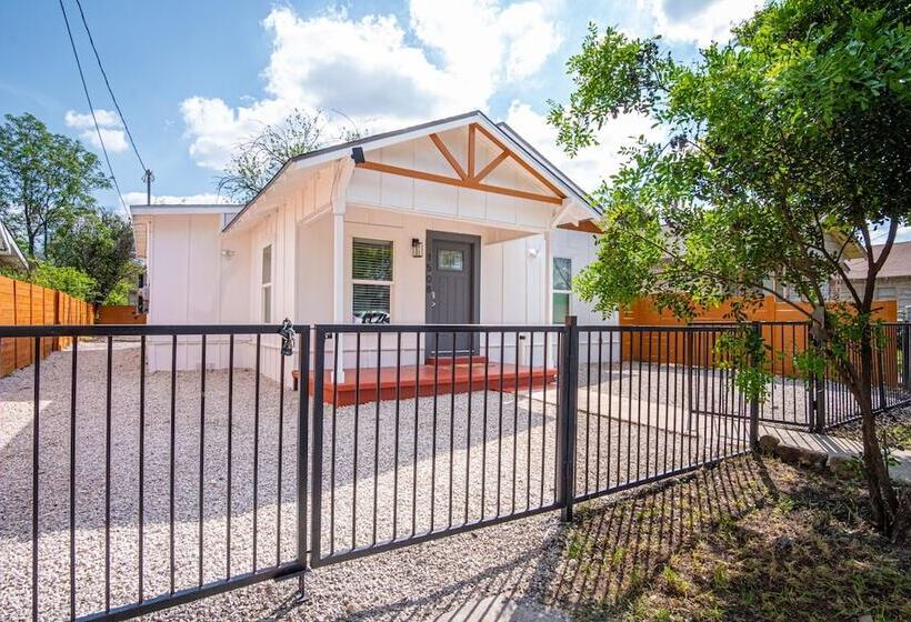 Charming 3br/1ba Close To Vibrant Downtown