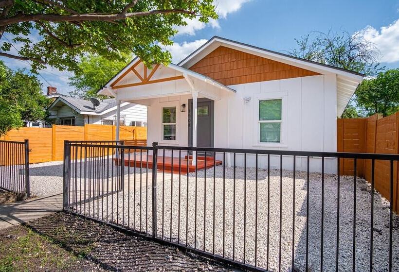 Charming 3br/1ba Close To Vibrant Downtown