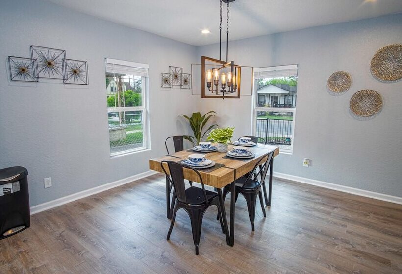 Charming 3br/1ba Close To Vibrant Downtown