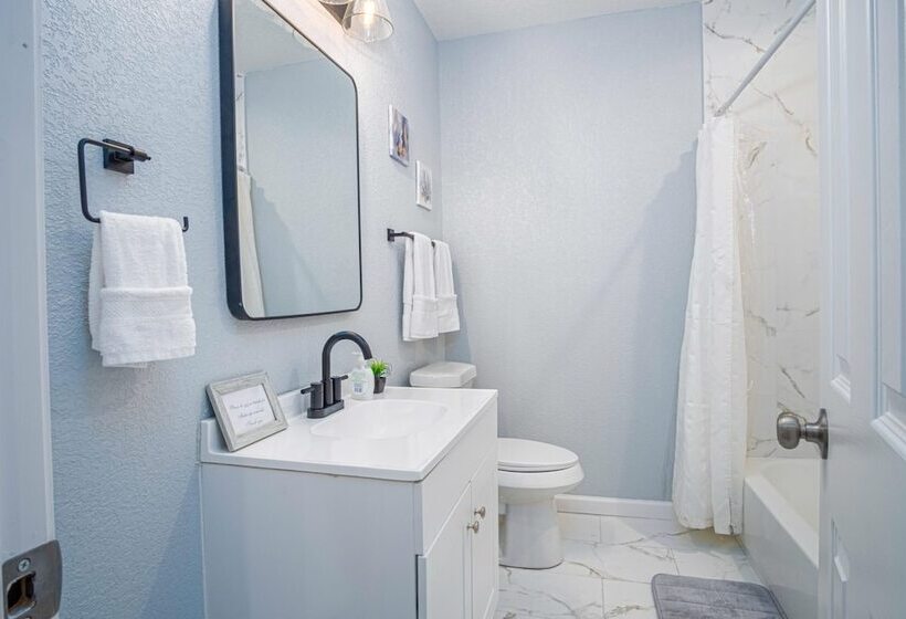 Charming 3br/1ba Close To Vibrant Downtown