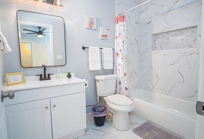 Charming 3br/1ba Close To Vibrant Downtown