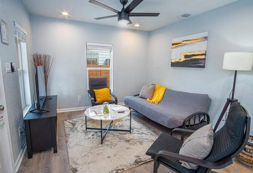 Charming 3br/1ba Close To Vibrant Downtown