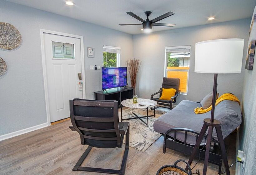 Charming 3br/1ba Close To Vibrant Downtown