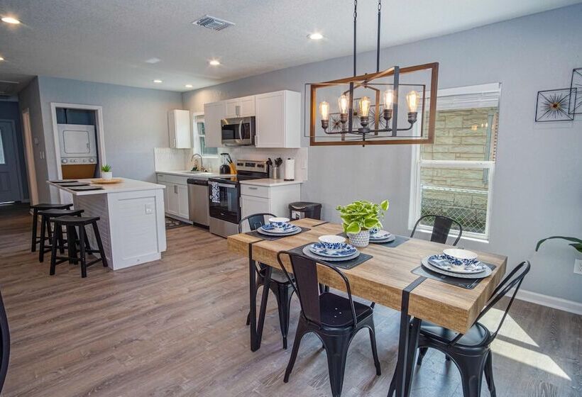 Charming 3br/1ba Close To Vibrant Downtown