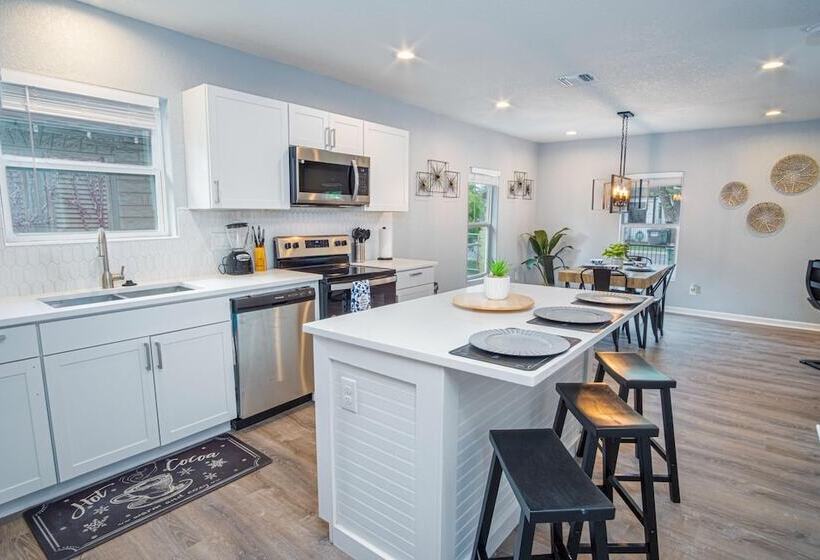 Charming 3br/1ba Close To Vibrant Downtown