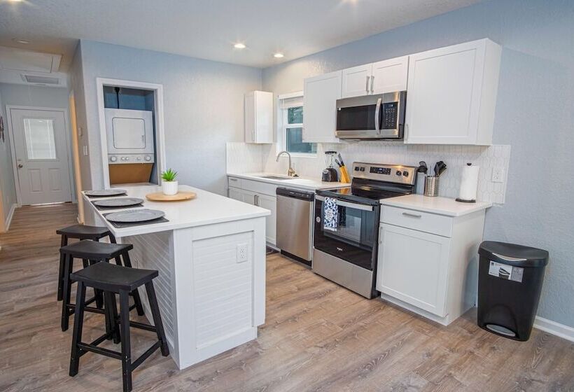 Charming 3br/1ba Close To Vibrant Downtown