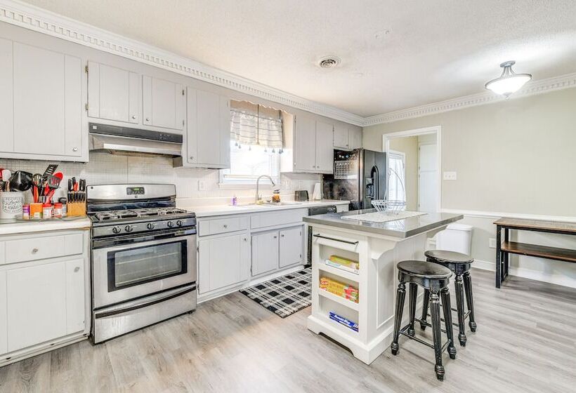 Colorful Hopewell Home ~ 5 Mi To The James River!