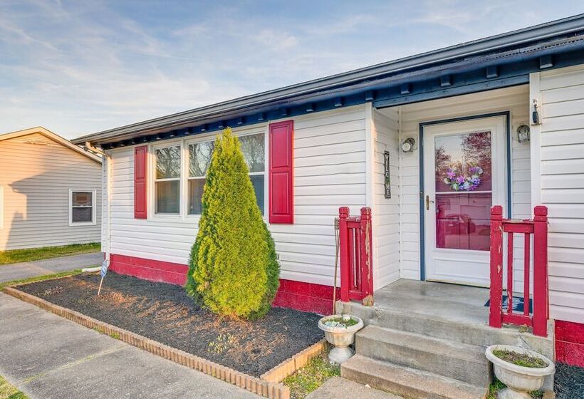 Colorful Hopewell Home ~ 5 Mi To The James River!