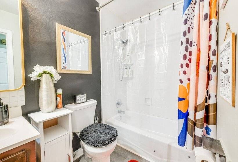 Colorful Hopewell Home ~ 5 Mi To The James River!