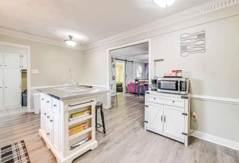 Colorful Hopewell Home ~ 5 Mi To The James River!