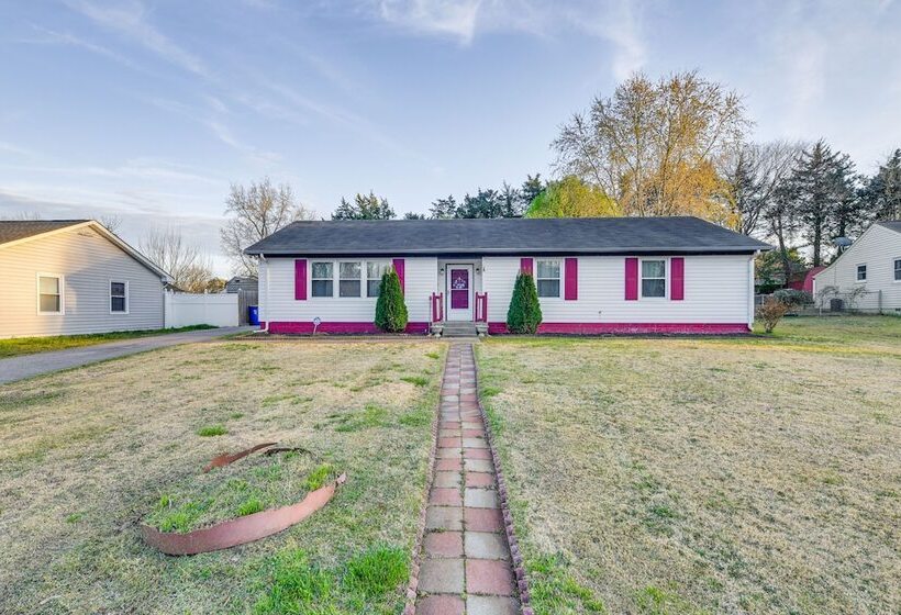 Colorful Hopewell Home ~ 5 Mi To The James River!