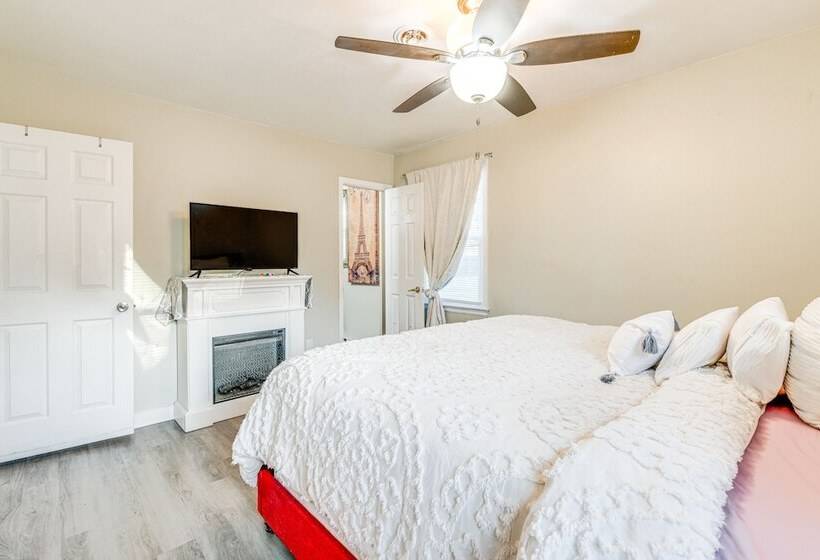 Colorful Hopewell Home ~ 5 Mi To The James River!