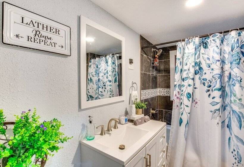 Grapeland Farm Retreat W/ Pool, Grill & Fire Pit