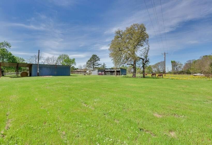 Grapeland Farm Retreat W/ Pool, Grill & Fire Pit