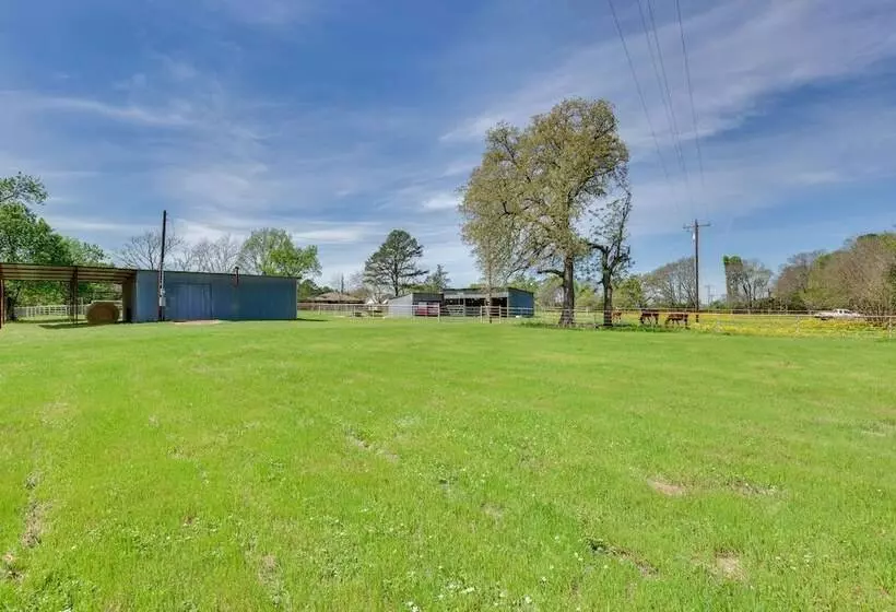 Grapeland Farm Retreat W/ Pool, Grill & Fire Pit