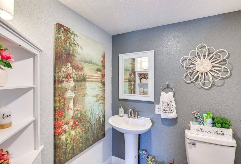 Grapeland Farm Retreat W/ Pool, Grill & Fire Pit