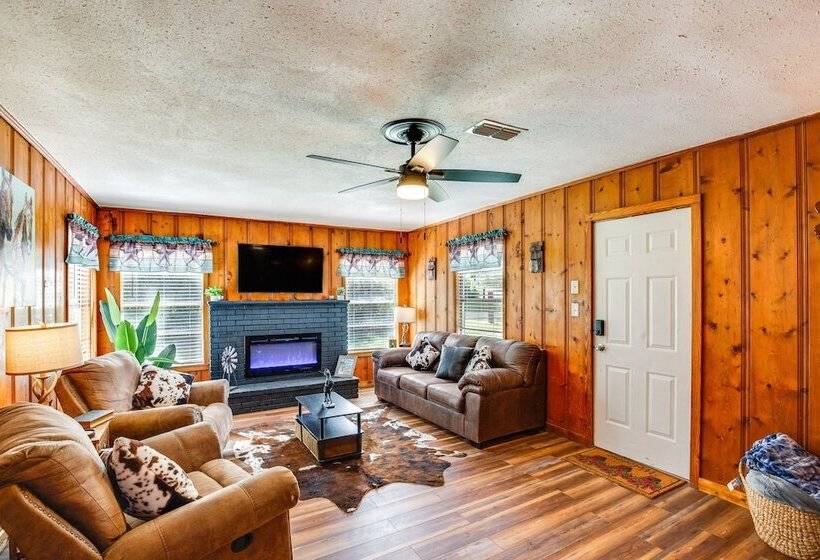 Grapeland Farm Retreat W/ Pool, Grill & Fire Pit