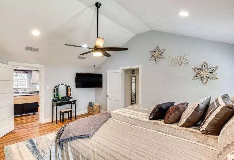 Grapeland Farm Retreat W/ Pool, Grill & Fire Pit