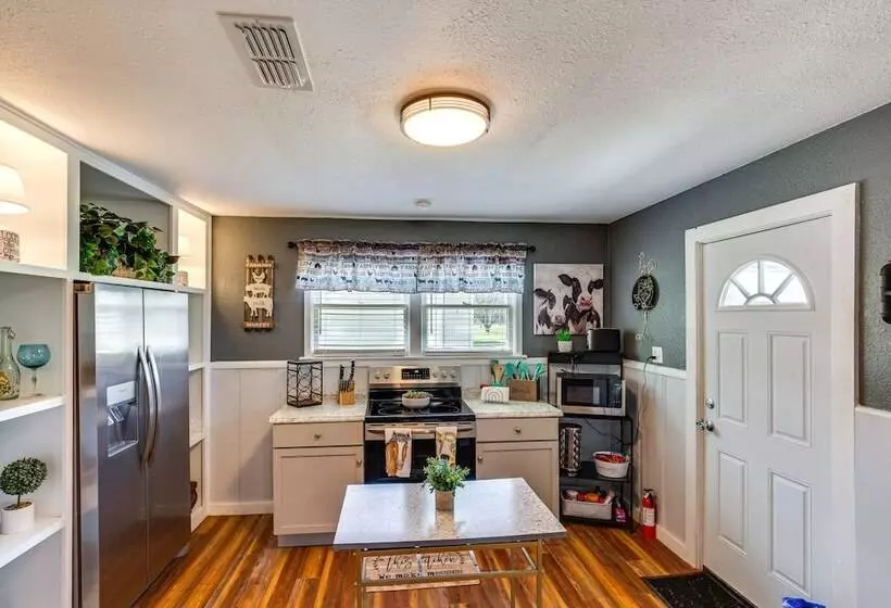 Grapeland Farm Retreat W/ Pool, Grill & Fire Pit