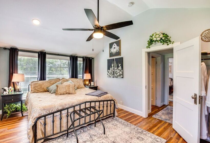 Grapeland Farm Retreat W/ Pool, Grill & Fire Pit