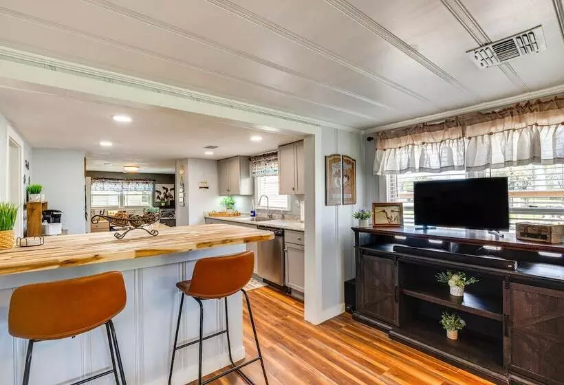 Grapeland Farm Retreat W/ Pool, Grill & Fire Pit