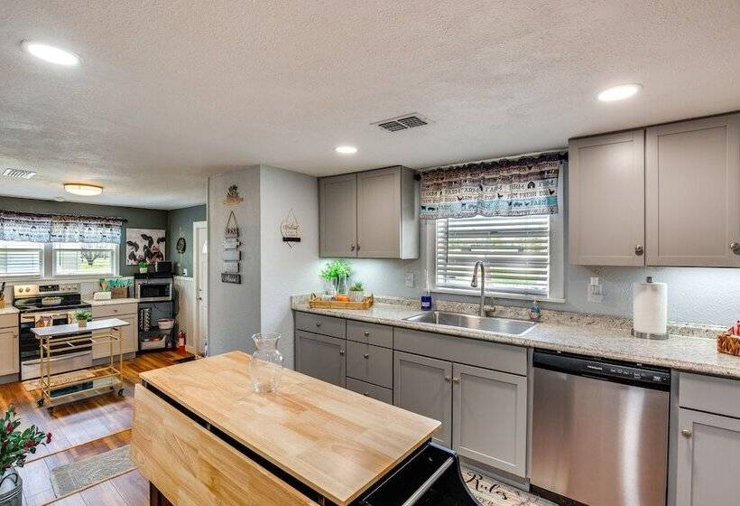 Grapeland Farm Retreat W/ Pool, Grill & Fire Pit