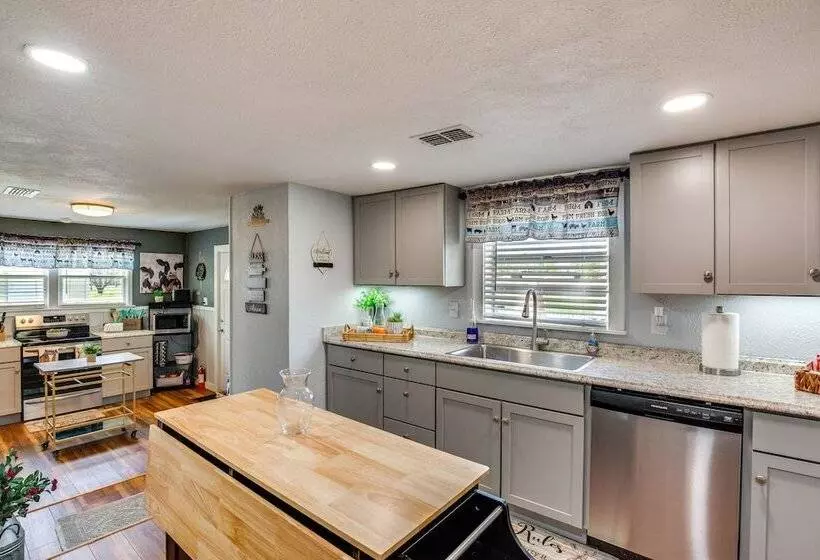 Grapeland Farm Retreat W/ Pool, Grill & Fire Pit