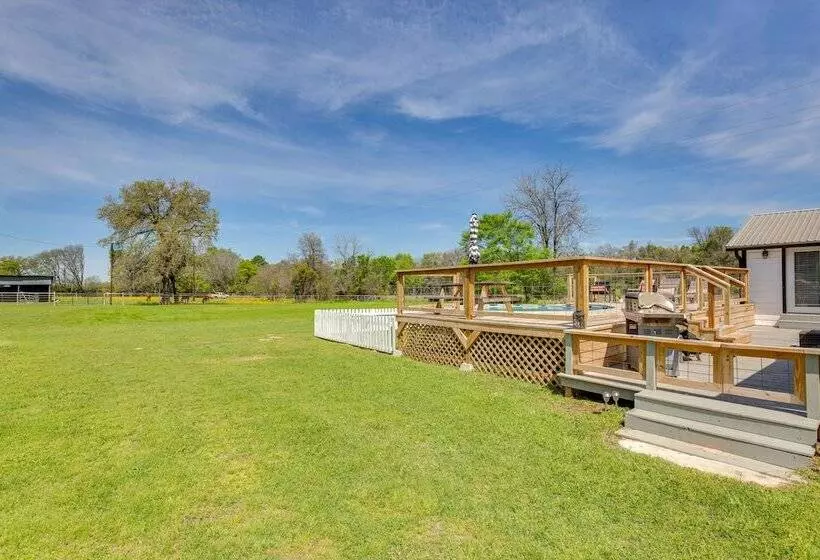 Grapeland Farm Retreat W/ Pool, Grill & Fire Pit