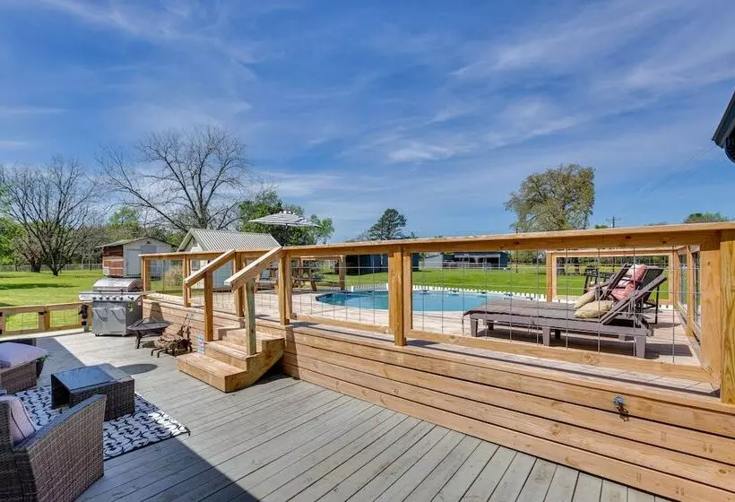 Grapeland Farm Retreat W/ Pool, Grill & Fire Pit
