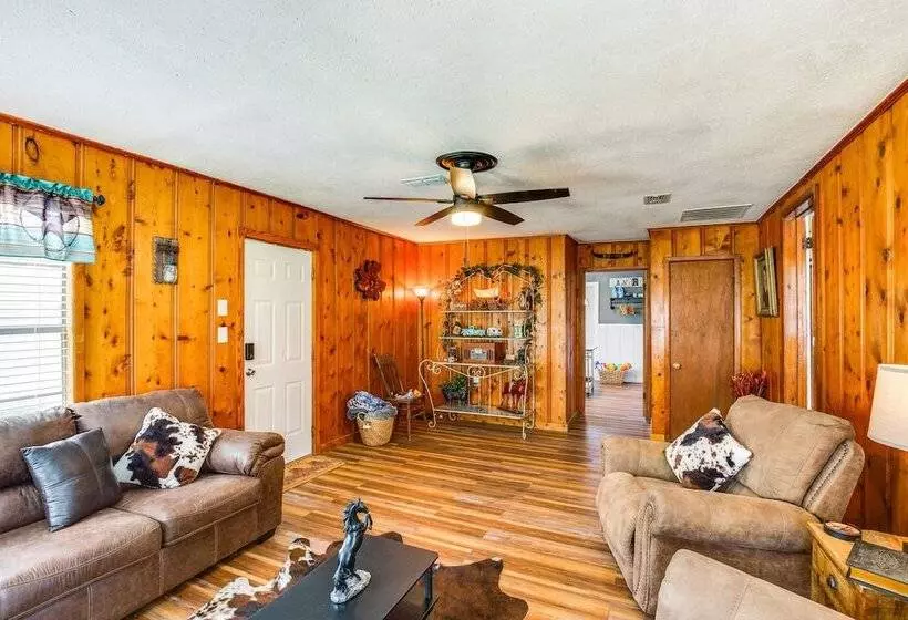 Grapeland Farm Retreat W/ Pool, Grill & Fire Pit