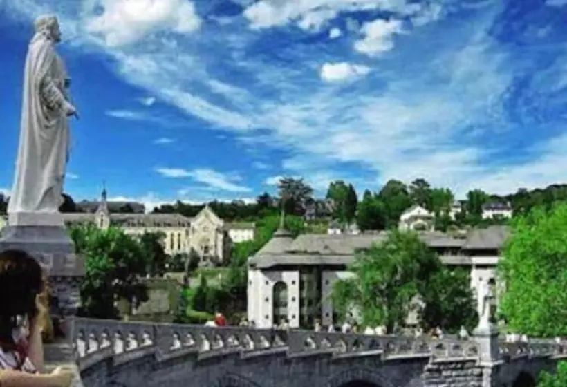 هتل N.d. Auxiliatrice