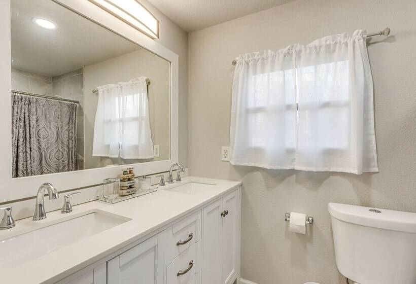 Lakefront Rogers Retreat W/ Grill & Spacious Deck