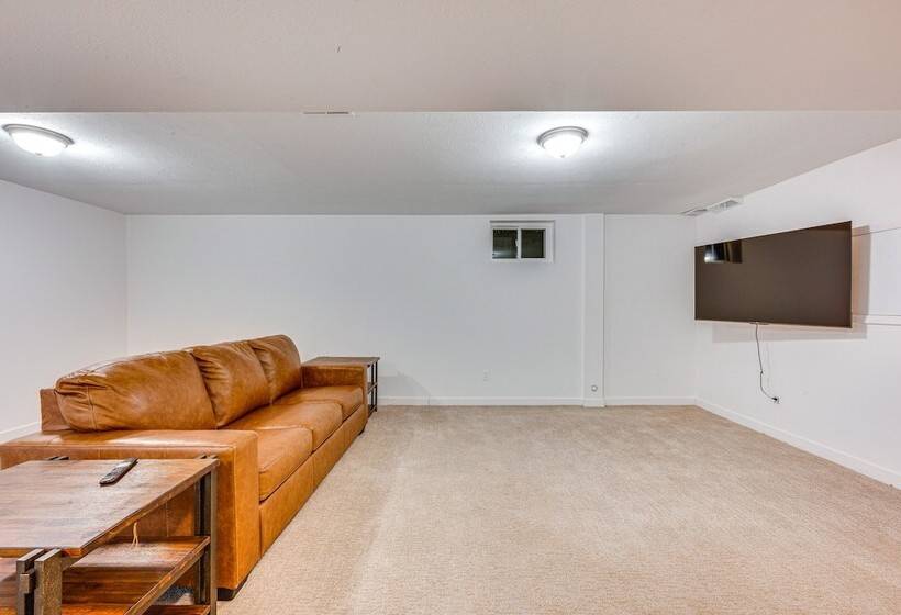 10 Mi To Denver: Pet Friendly Arvada Home W/ Yard!