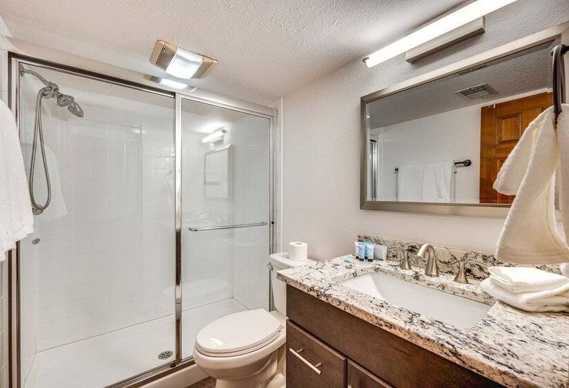 10 Mi To Denver: Pet Friendly Arvada Home W/ Yard!