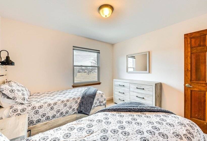 10 Mi To Denver: Pet Friendly Arvada Home W/ Yard!