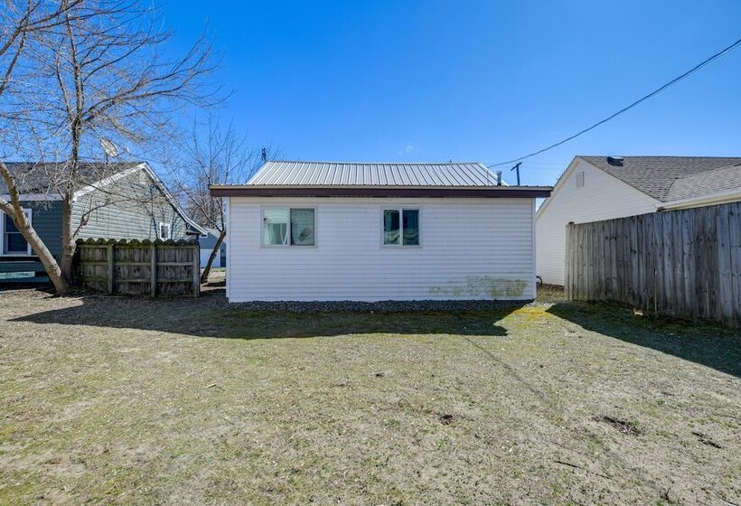 Sunset Bay Cottage: Walk To Lake Erie & Beach!