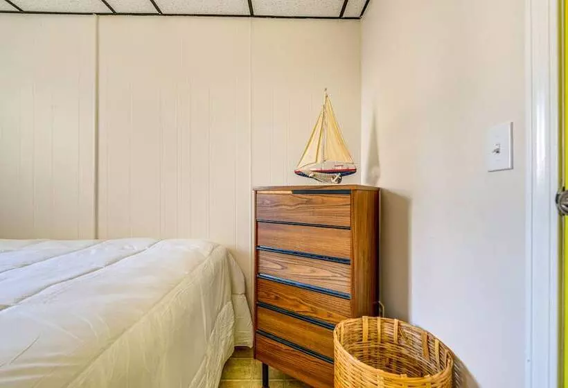 Sunset Bay Cottage: Walk To Lake Erie & Beach!