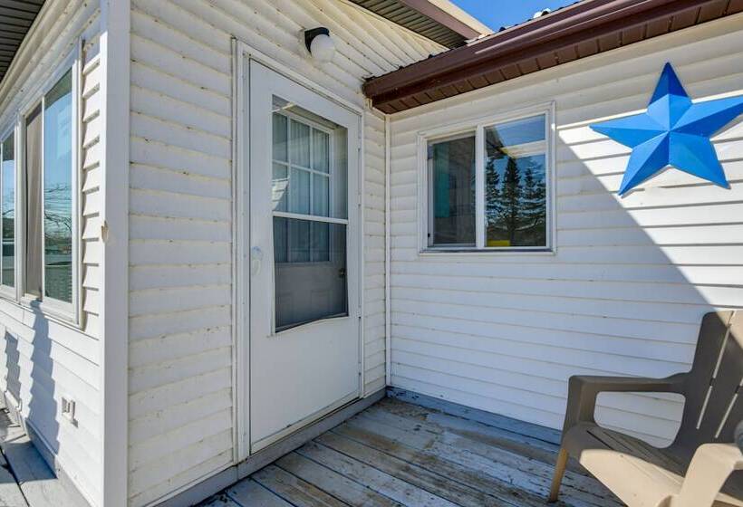 Sunset Bay Cottage: Walk To Lake Erie & Beach!
