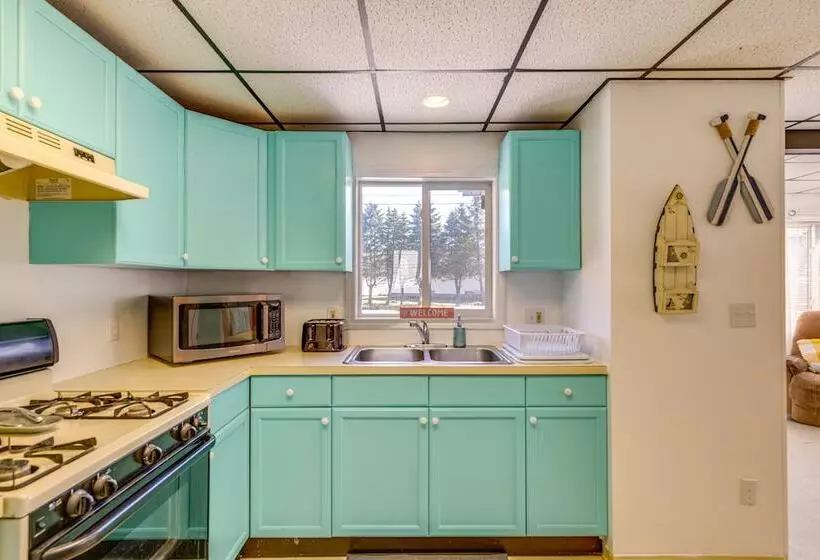 Sunset Bay Cottage: Walk To Lake Erie & Beach!