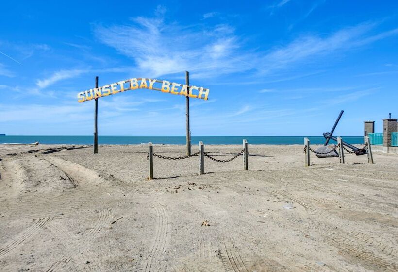 Sunset Bay Cottage: Walk To Lake Erie & Beach!