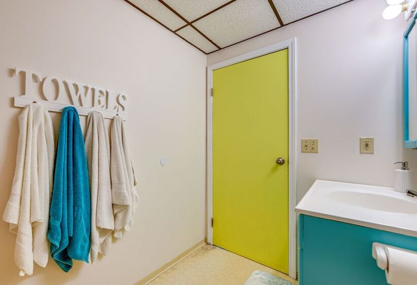 Sunset Bay Cottage: Walk To Lake Erie & Beach!