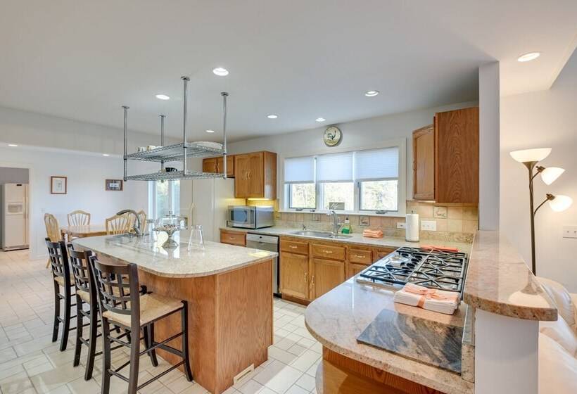 Mount Desert Escape: 4 Mi To Acadia National Park