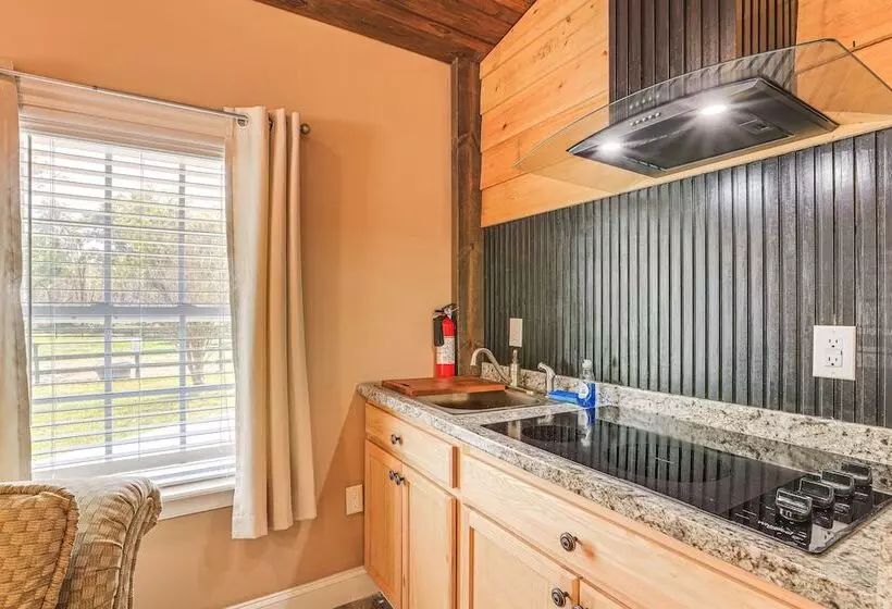 Tranquil Suite W/ Porch < 2 Mi To Cedar Lakes!